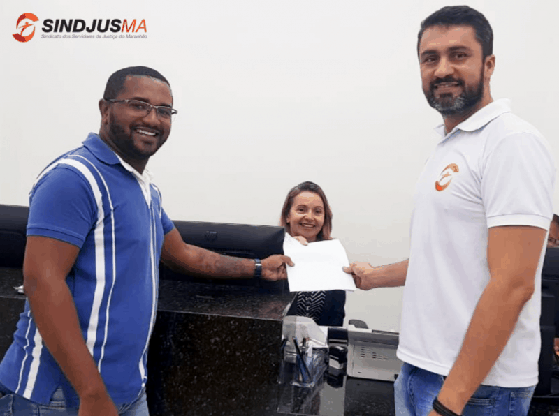 Presidente em exercício do Sindjus-MA, George Ferreira, e secretário-geral Márcio Luís Andrade, protocolando pedido de audiência com presidente do TJMA