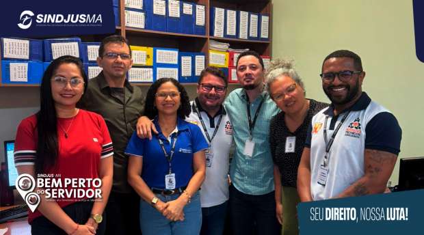 Servidores da 2ª Vara Criminal posam com diretoria do Sindjus-MA