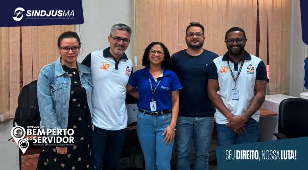 George Ferreira, presidente do Sindjus-MA e Leonice Barros, diretora de Comunicação do Sindicato posam com servidores da Vara da Fazenda Pública de Timon