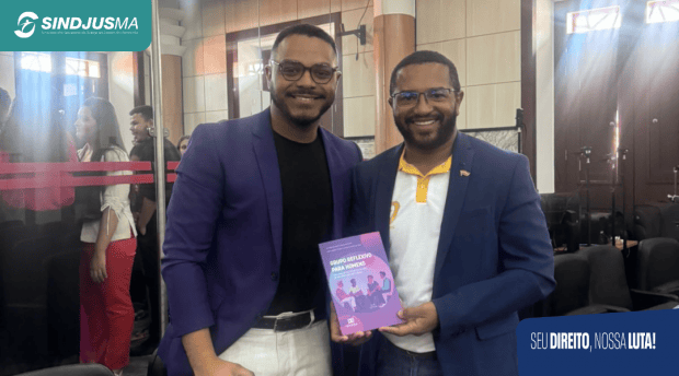 Wilson Carvalho entrega exemplar da obra ao presidente do Sindjus-MA 