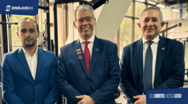 Fagner Damasceno (vice-pres. Sindjus-MA), des. Paulo Velten (pres. TJMA) e des. Sebastião Bonfim (Com. Seg. TJMA) 
