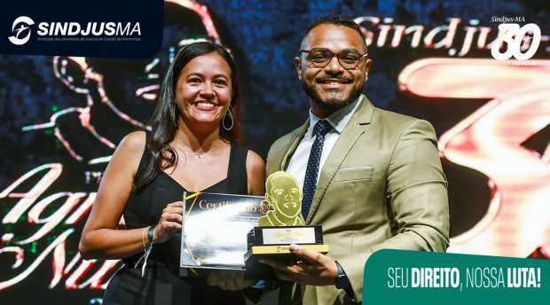 Wilson Pinto recebeu o Prêmio das mãos de Zaíra Maciel (Direrora de Convênios do Sindjus-MA)