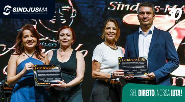 Joyce Negromonte (dir. Assédio) e Marcio Luis (dir. Financeiro) premiam Flávia e Rosane