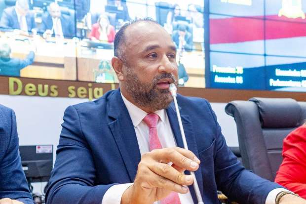 Destaque do deputado Roberto Costa durante sessão na Assembleia (Foto: Agência Assembleia)
