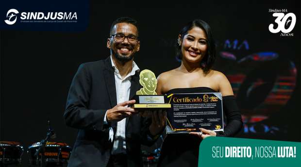 Andressandro Rosendo (dir. Esporte) entrega o Menção Honrosa a Thaynara OG