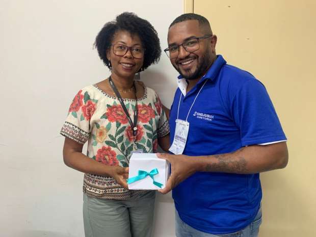 George Ferreira entrega brinde do Sindjus-MA à filiada Margarene Mota Ayres